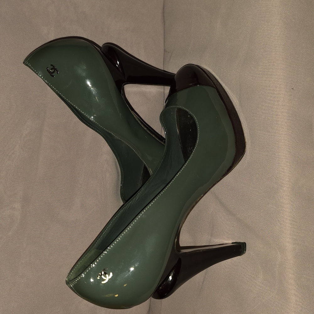 CHANEL Grey and Burgundy / Brown Patent Leather Cap-Toe Heels - Picture 2 of 9